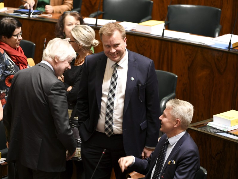 Former Finnish Minister for Foreign Affairs Erkki Tuomioja (left) talked to Minister of Defence Antti Kaikkonen (centre) and Minister for Foreign Affairs Pekka Haavisto in the Finnish Parliament in Helsinki on 10 October 2019. (Martti Kainulainen – Lehtikuva)