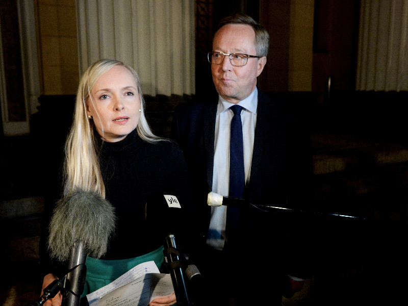 Minister of the Interior Maria Ohisalo (Greens) and Minister of Economic Affairs Mika Lintilä (Centre) spoke to the media on the steps of the House of the Estates in Helsinki on Thursday, 10 September 2020. (Mikko Stig – Lehtikuva)