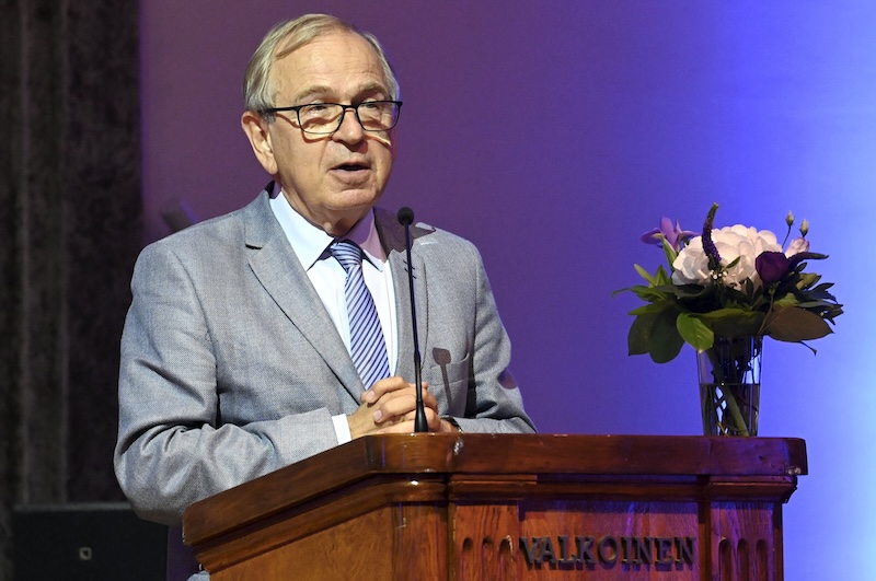 Former Bank of Finland governor Erkki Liikanen loses €40,000 in suspected safe account scam