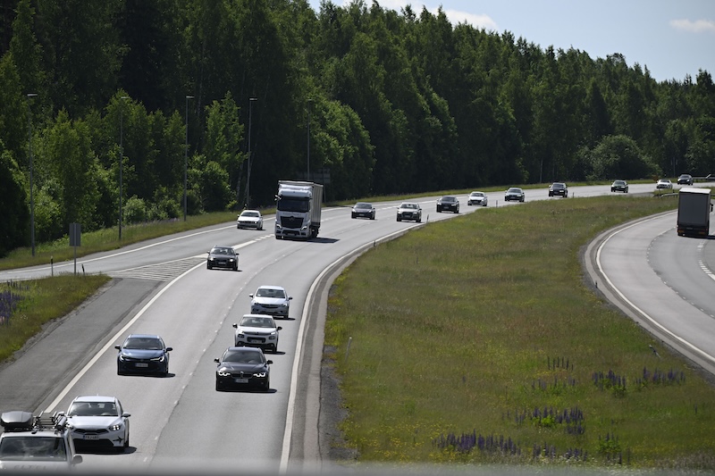 Midsummer return traffic picks up on Sunday